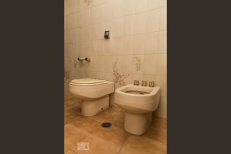 Apartamento à venda com 380m², 4 quartos e 4 vagas Apartamento à venda com 380m², 4 quartos e 4 vagasBanheiro da Suíte 1