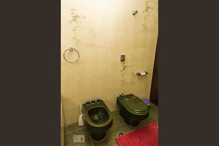 Apartamento à venda com 380m², 4 quartos e 4 vagas Apartamento à venda com 380m², 4 quartos e 4 vagasBanheiro da Suíte 2