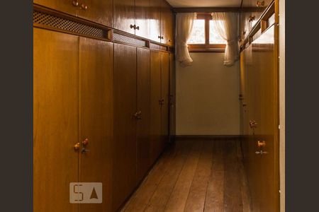 Apartamento à venda com 380m², 4 quartos e 4 vagas Apartamento à venda com 380m², 4 quartos e 4 vagasCloset da suíte 3