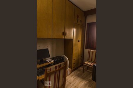 Apartamento à venda com 380m², 4 quartos e 4 vagas Apartamento à venda com 380m², 4 quartos e 4 vagasQuarto de Serviço 2