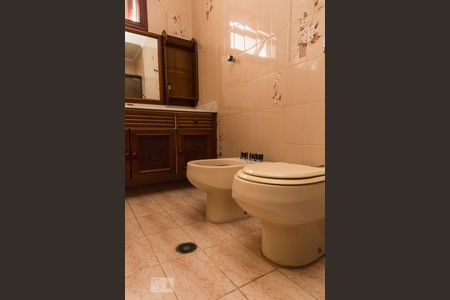 Apartamento à venda com 380m², 4 quartos e 4 vagas Apartamento à venda com 380m², 4 quartos e 4 vagasSala de TV - Banheiro