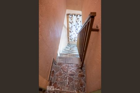 Casa à venda com 186m², 5 quartos e 2 vagas Casa à venda com 186m², 5 quartos e 2 vagasEscadas