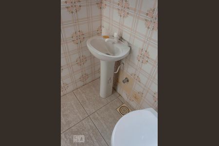 Banheiro de kitnet/studio para alugar com 1 quarto, 30m² em Partenon, Porto Alegre