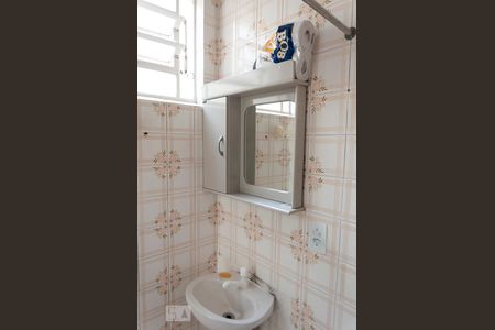 Banheiro de kitnet/studio para alugar com 1 quarto, 30m² em Partenon, Porto Alegre