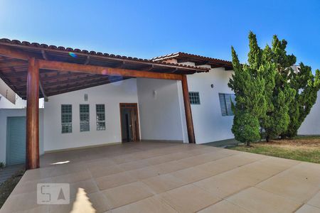 Casa para alugar com 286m², 3 quartos e 4 vagas Casa para alugar com 286m², 3 quartos e 4 vagasFachada