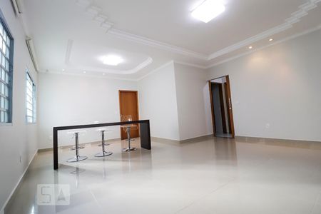 Casa para alugar com 286m², 3 quartos e 4 vagas Casa para alugar com 286m², 3 quartos e 4 vagasSala