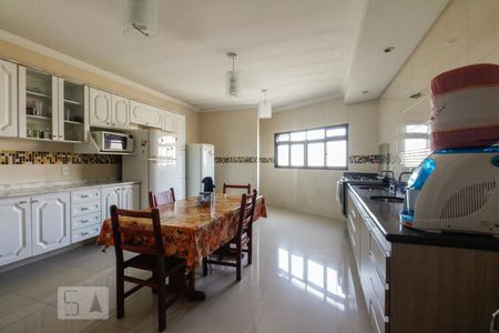 Casa à venda com 400m², 4 quartos e 8 vagasCozinha 