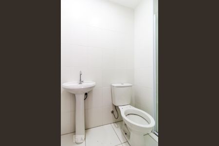 Banheiro de kitnet/studio para alugar com 1 quarto, 21m² em Centro, São Paulo