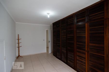 Casa à venda com 220m², 3 quartos e 4 vagasQuarto 4 - Suíte