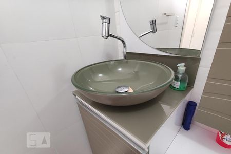 Casa de condomínio à venda com 153m², 3 quartos e 2 vagasBanheiro 2