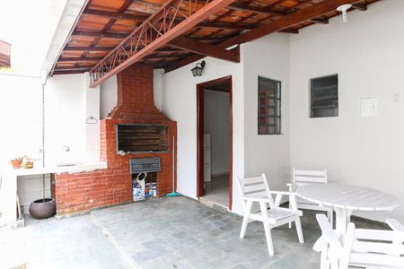 Casa para alugar com 379m², 4 quartos e 3 vagasFundos
