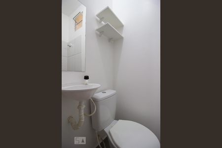 Banheiro de apartamento para alugar com 1 quarto, 20m² em Vila Gomes, São Paulo