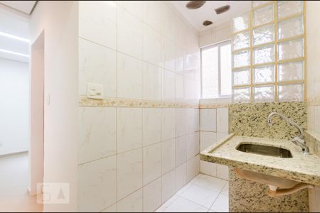 Cozinha de apartamento para alugar com 1 quarto, 35m² em Gonzaga, Santos
