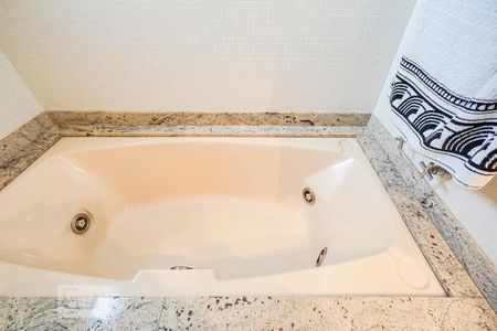 Apartamento à venda com 125m², 3 quartos e 3 vagasBanheira