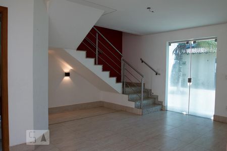 Sala de casa para alugar com 4 quartos, 227m² em Tibery, Uberlândia