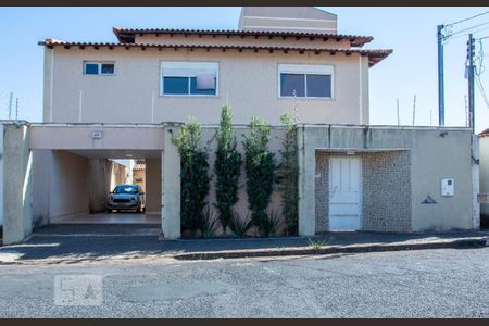 Casa para alugar com 227m², 4 quartos e 3 vagasFachada