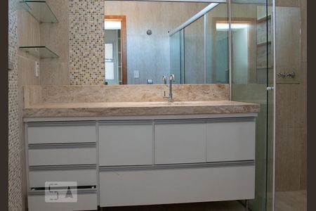 Banheiro da Suíte  1 de casa para alugar com 4 quartos, 227m² em Tibery, Uberlândia