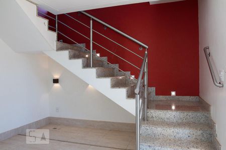 Escada de casa para alugar com 4 quartos, 227m² em Tibery, Uberlândia