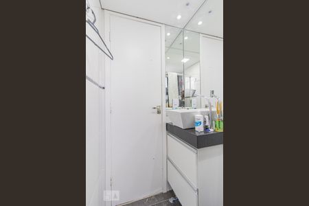 Banheiro de apartamento à venda com 1 quarto, 40m² em Vila Izabel, Curitiba