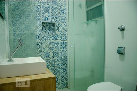 Banheiro de kitnet/studio para alugar com 1 quarto, 31m² em Botafogo, Rio de Janeiro