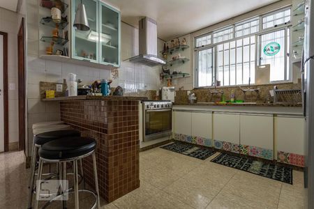 Casa à venda com 370m², 5 quartos e 8 vagasCozinha