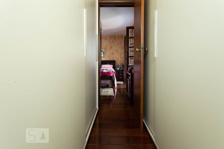 Casa à venda com 370m², 5 quartos e 8 vagasCorredor interno