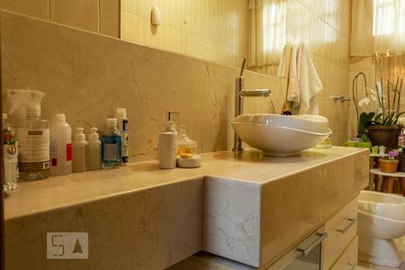 Casa à venda com 370m², 5 quartos e 8 vagasBanheiro 2