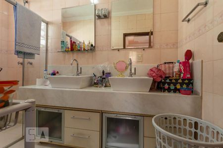 Casa à venda com 370m², 5 quartos e 8 vagasBanheiro suíte 1