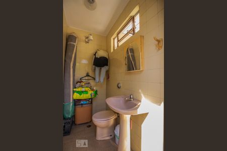 Casa à venda com 300m², 5 quartos e 4 vagas Casa à venda com 300m², 5 quartos e 4 vagasBanheiro de Serviço