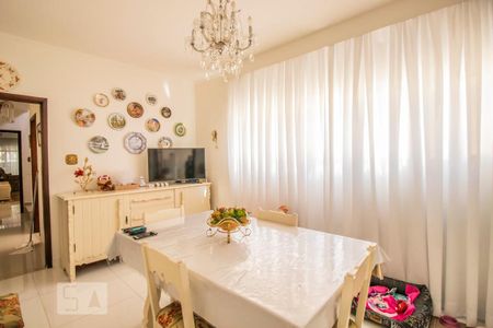 Casa à venda com 300m², 5 quartos e 4 vagas Casa à venda com 300m², 5 quartos e 4 vagasCopa