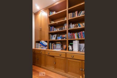 Casa à venda com 310m², 3 quartos e 4 vagas Casa à venda com 310m², 3 quartos e 4 vagasQuarto - Estante