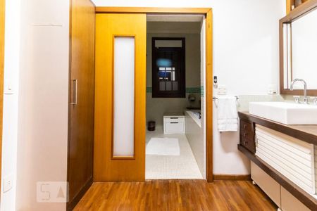 Casa à venda com 310m², 3 quartos e 4 vagas Casa à venda com 310m², 3 quartos e 4 vagasBanheiro da Suíte 2