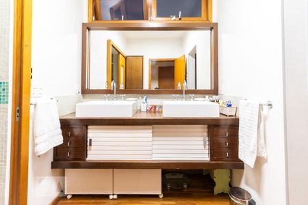 Casa à venda com 310m², 3 quartos e 4 vagas Casa à venda com 310m², 3 quartos e 4 vagasBanheiro da Suíte 2