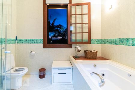 Casa à venda com 310m², 3 quartos e 4 vagas Casa à venda com 310m², 3 quartos e 4 vagasBanheiro da Suíte 2