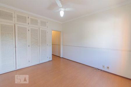 Casa à venda com 480m², 6 quartos e 4 vagas Casa à venda com 480m², 6 quartos e 4 vagasQuarto 3 - Suíte