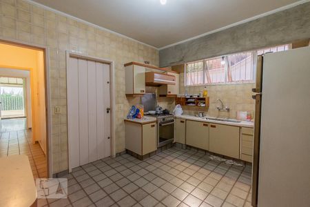 Casa à venda com 480m², 6 quartos e 4 vagas Casa à venda com 480m², 6 quartos e 4 vagasCozinha