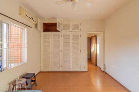 Casa à venda com 480m², 6 quartos e 4 vagas Casa à venda com 480m², 6 quartos e 4 vagasQuarto 4 - Suíte