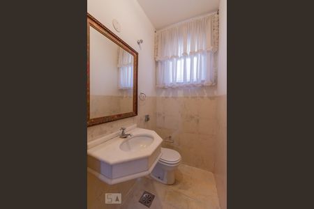 Casa à venda com 480m², 6 quartos e 4 vagas Casa à venda com 480m², 6 quartos e 4 vagasLavabo