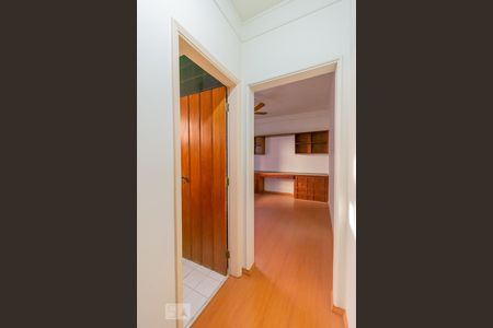 Casa à venda com 480m², 6 quartos e 4 vagas Casa à venda com 480m², 6 quartos e 4 vagasCorredor