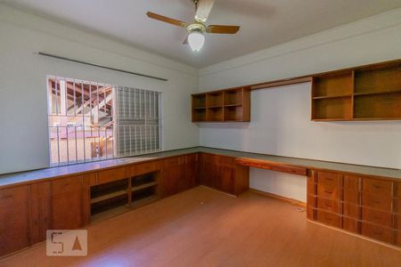 Casa à venda com 480m², 6 quartos e 4 vagas Casa à venda com 480m², 6 quartos e 4 vagasEscritório