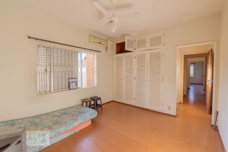 Casa à venda com 480m², 6 quartos e 4 vagas Casa à venda com 480m², 6 quartos e 4 vagasQuarto 4 - Suíte