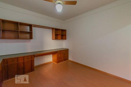 Casa à venda com 480m², 6 quartos e 4 vagas Casa à venda com 480m², 6 quartos e 4 vagasEscritório