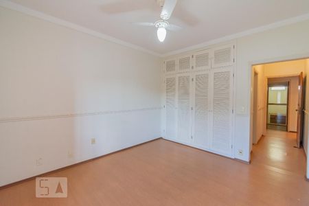 Casa à venda com 480m², 6 quartos e 4 vagas Casa à venda com 480m², 6 quartos e 4 vagasQuarto 3 - Suíte