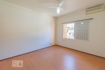 Casa à venda com 480m², 6 quartos e 4 vagas Casa à venda com 480m², 6 quartos e 4 vagasQuarto 2 - Suíte