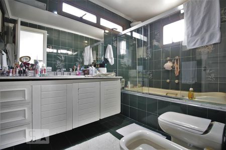 Apartamento para alugar com 306m², 4 quartos e 4 vagasBanheiro da suíte 4