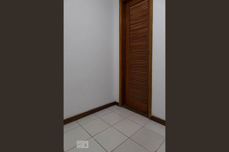 Apartamento à venda com 200m², 2 quartos e 3 vagas Apartamento à venda com 200m², 2 quartos e 3 vagasQuarto de serviço