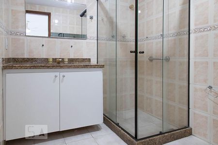 Apartamento à venda com 200m², 2 quartos e 3 vagas Apartamento à venda com 200m², 2 quartos e 3 vagasBanheiro da suíte 2