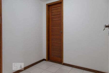 Apartamento à venda com 200m², 2 quartos e 3 vagas Apartamento à venda com 200m², 2 quartos e 3 vagasQuarto de serviço