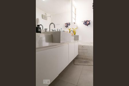 Apartamento à venda com 104m², 2 quartos e sem vaga Apartamento à venda com 104m², 2 quartos e sem vagaBanheiro 1
