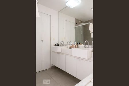 Apartamento à venda com 104m², 2 quartos e sem vaga Apartamento à venda com 104m², 2 quartos e sem vagaBanheiro 1